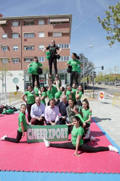 Delegación municipal posando con Cheer Xport, equipo de cheerleaders de Alcobendas