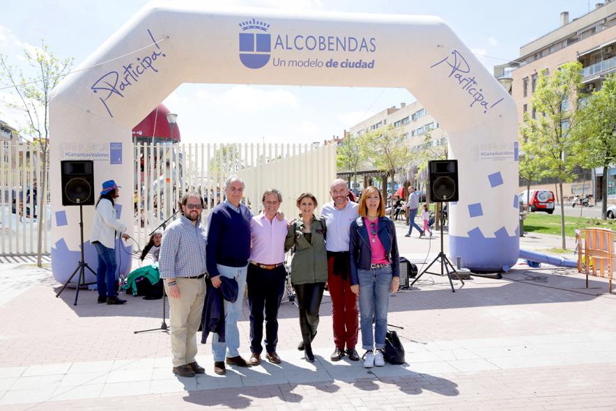 Delegación municipal posa delante de pórtico participa