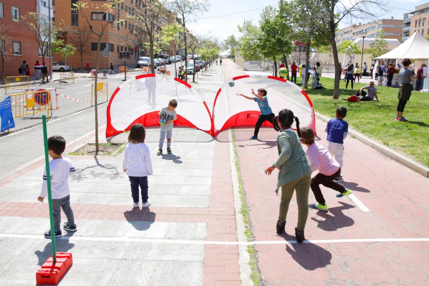 Niños jugando al balonmano