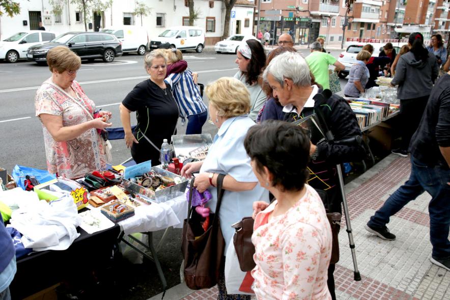  Visitantes comprando en puesto de complementos. 