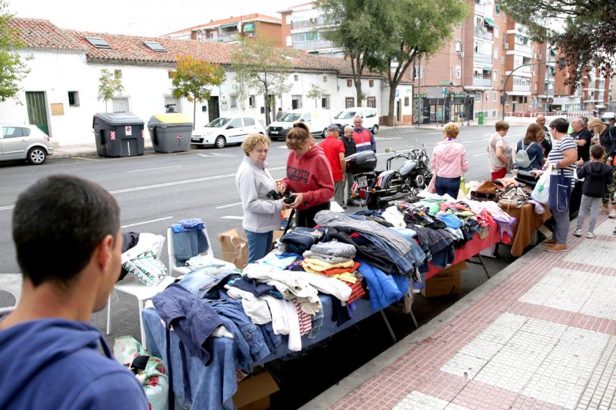 Visitantes comprando en puestos de ropa de segunda mano - 2019