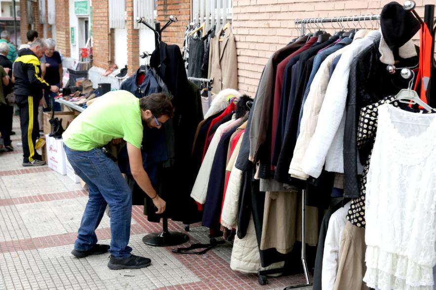 Participante en su puesto de ropa de segunda mano - 2019