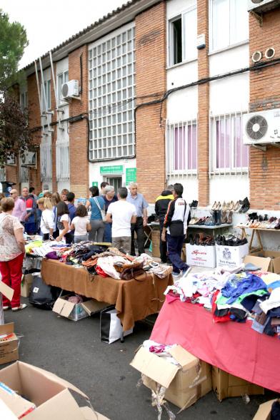 Diversos puestos de zapatos y ropa. -2019