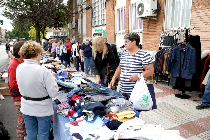Visitantes comprando en puesto de ropa de segunda mano. - 2019
