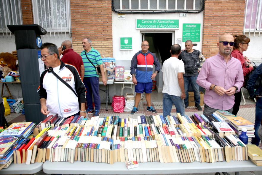 Visitantes en puesto de libros - 2019