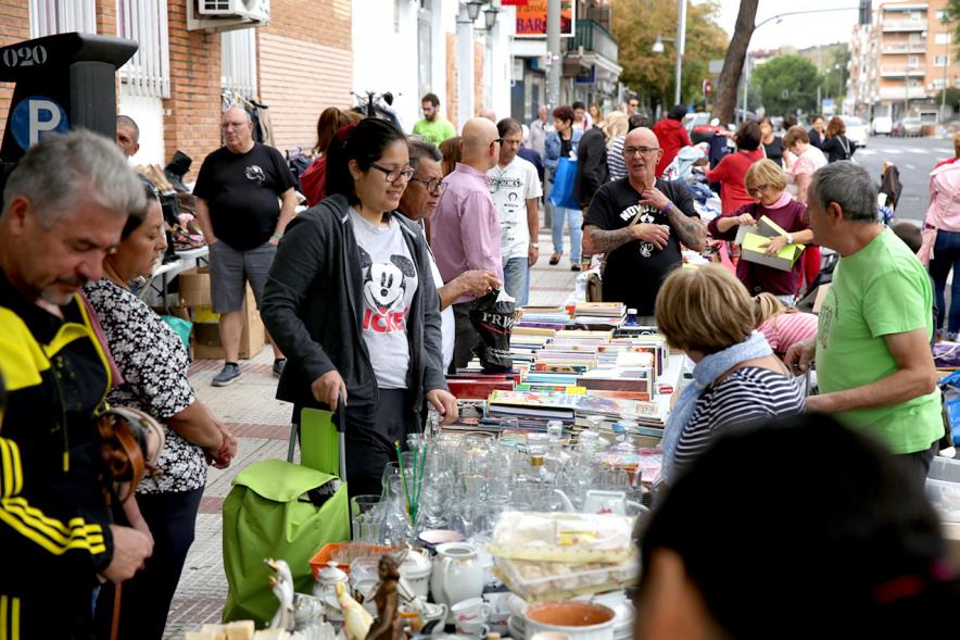Visitantes en puestos de menaje y libros. - 2019