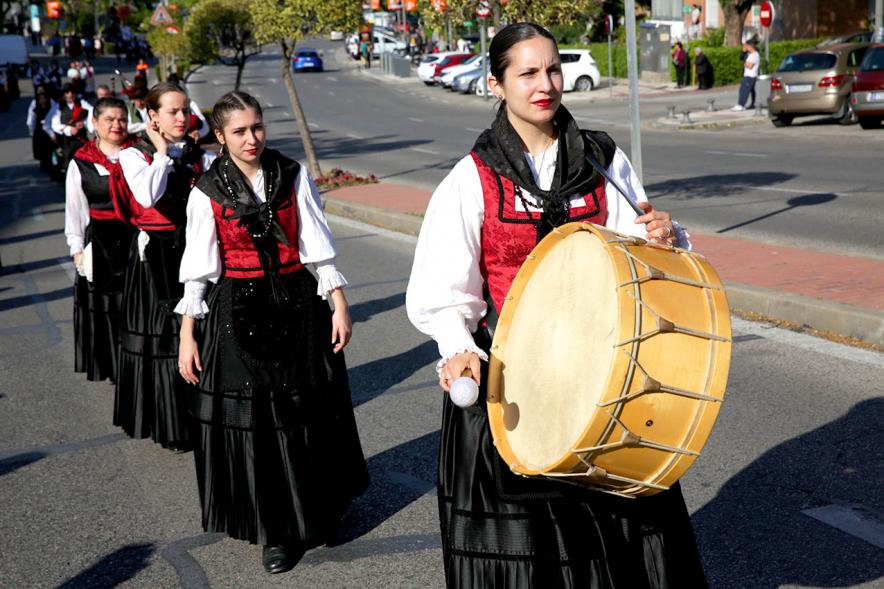 Banda procesionando por las calles de Alcobendas