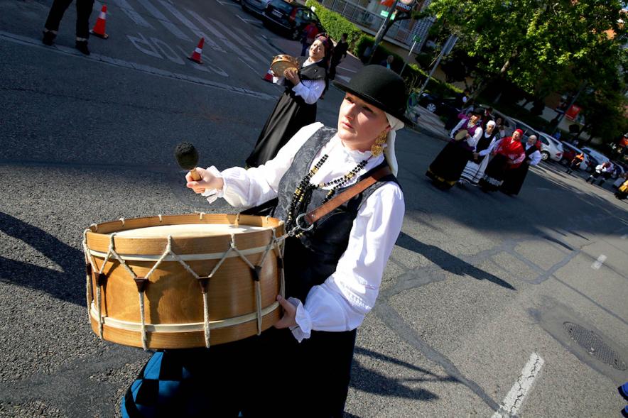Percusionista tocando el timbal