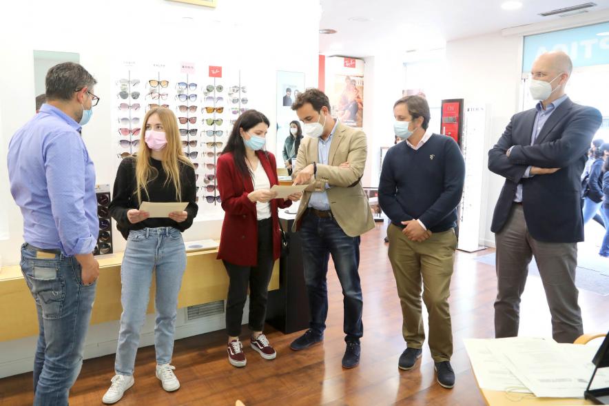 Alcalde Rafael Sánchez junto a representantes del consistorio en el negocio premiado. 