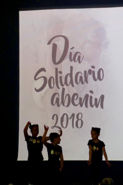 Festival ABENIN 2018 - Grupo de danza infantil  delante  del logo del festival.
