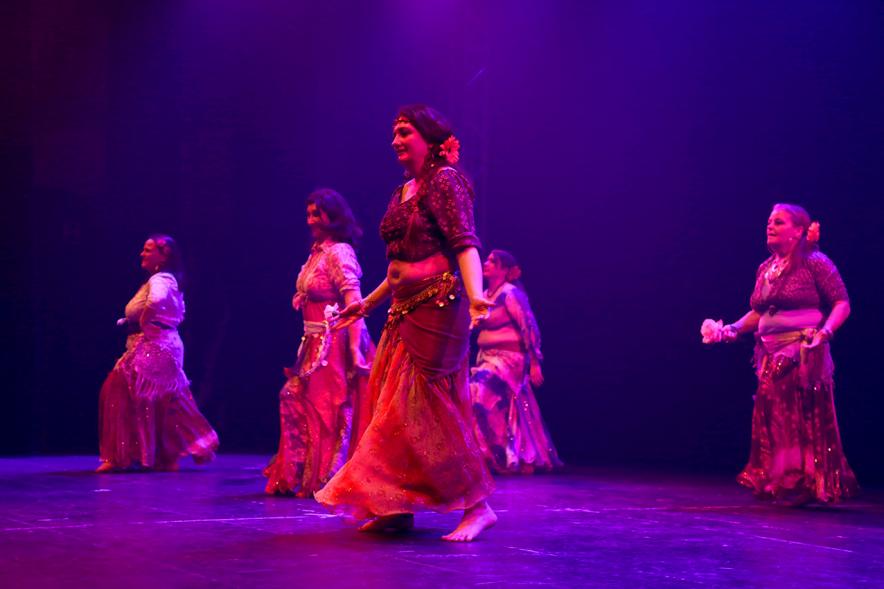 Festival ABENIN 2018 - Grupo de danza en el escenario.