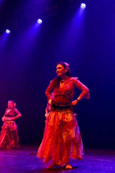 Festival ABENIN 2018 - Imagen de dos bailarinas con el escenario oscurecido.