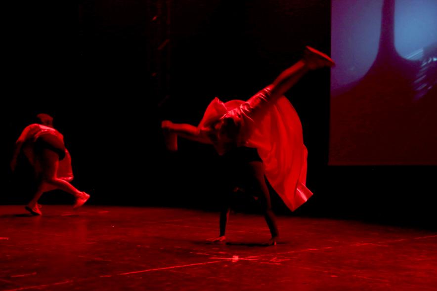 Festival ABENIN 2018 - Imagen de dos bailarinas con el escenario oscurecido.