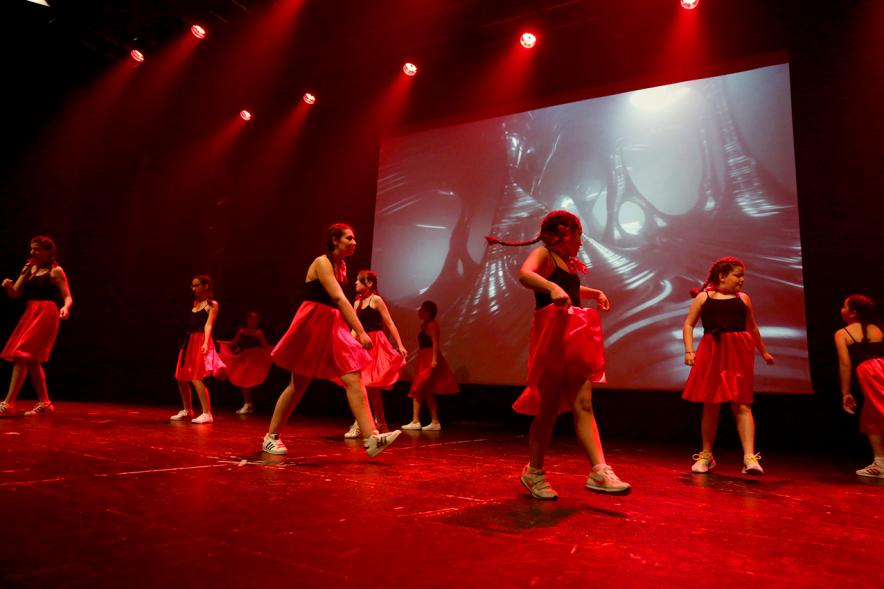 Festival ABENIN 2018 - Grupo de danza en el escenario.