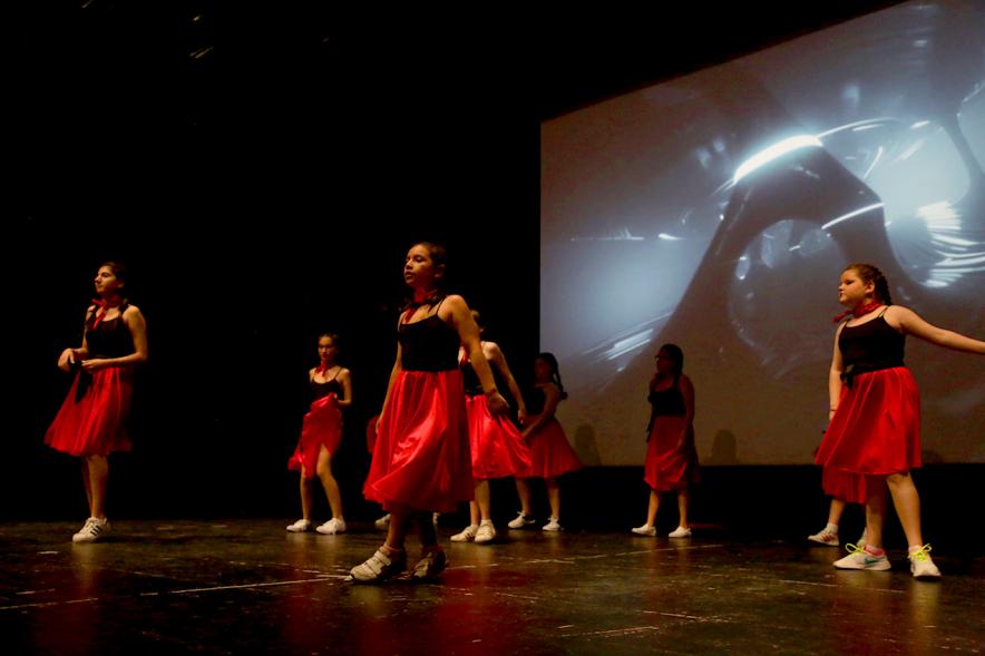 Festival ABENIN 2018 - Grupo de danza en el escenario.