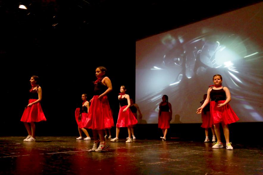 Festival ABENIN 2018 - Grupo de danza en el escenario.