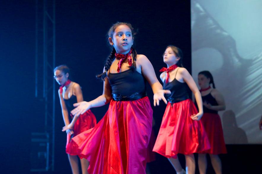 Festival ABENIN 2018 - Grupo de danza  infantil en el escenario.