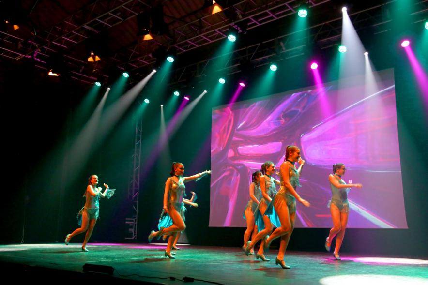 Festival ABENIN 2018 - Grupo de baile en el escenario.