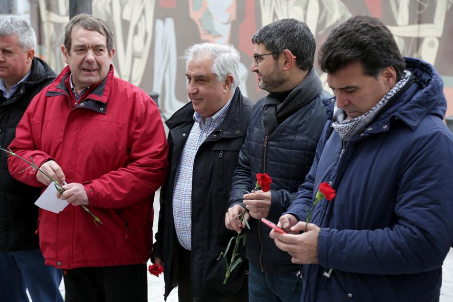 Ofrenda Floral en Memoria de los Abogados de Atocha - Imagen de personas asistentes al acto, todas con un clavel rojo en la mano.