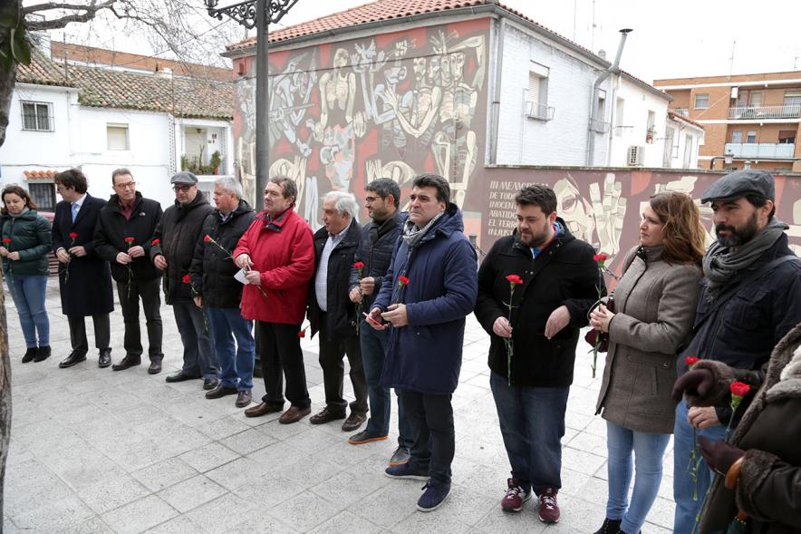 Ofrenda Floral en Memoria de los Abogados de Atocha - Imagen de personas asistentes al acto, todas con un clavel rojo en la mano.