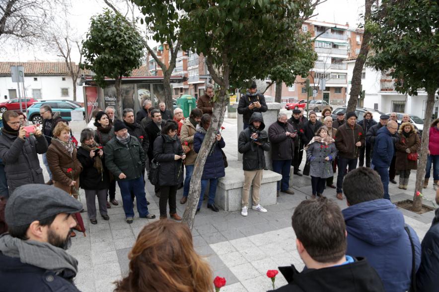 Ofrenda Floral en Memoria de los Abogados de Atocha - Imagen de personas asistentes al acto, todas con un clavel rojo en la mano.