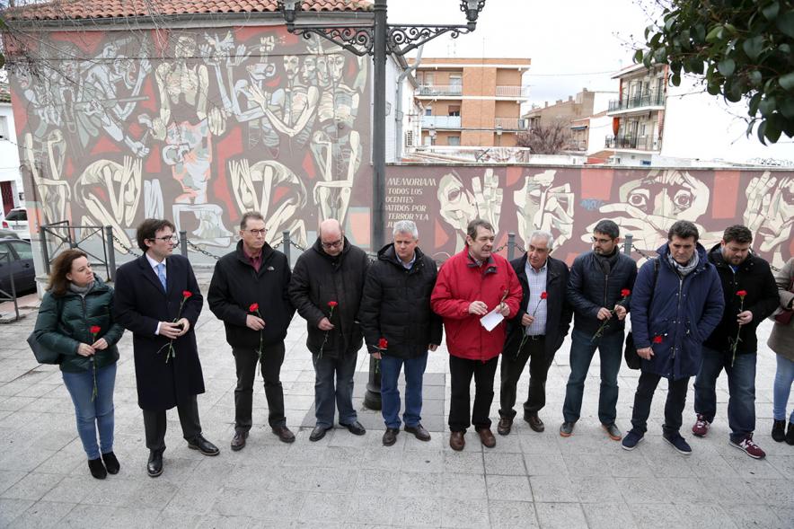 Ofrenda Floral en Memoria de los Abogados de Atocha - Imagen de personas asistentes al acto, todas con un clavel rojo en la mano.