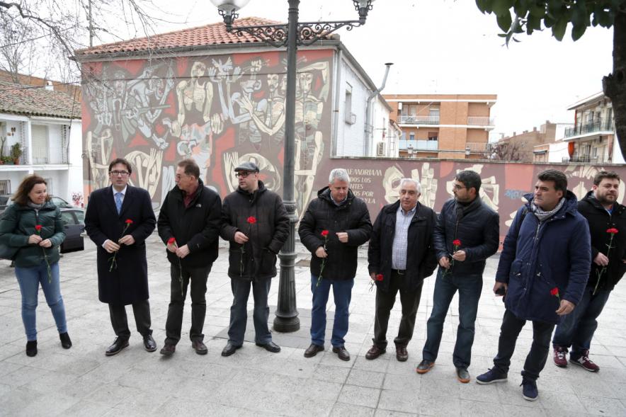 Ofrenda Floral en Memoria de los Abogados de Atocha - Imagen de personas asistentes al acto, todas con un clavel rojo en la mano.
