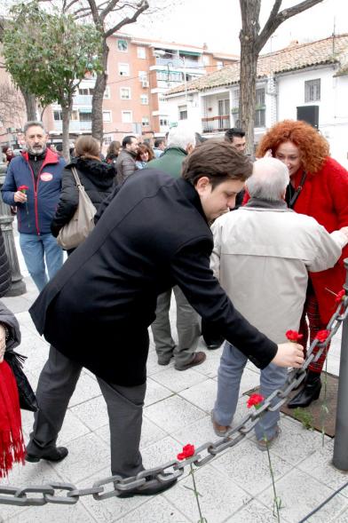 Participantes depositan flores en el Homenaje Recuerdo Abogados de Atocha -2020