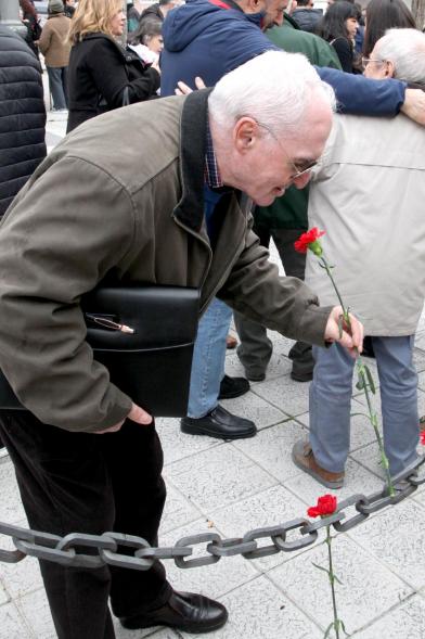 - Participante depositando flores en el Homenaje Recuerdo Abogados de Atocha 2020