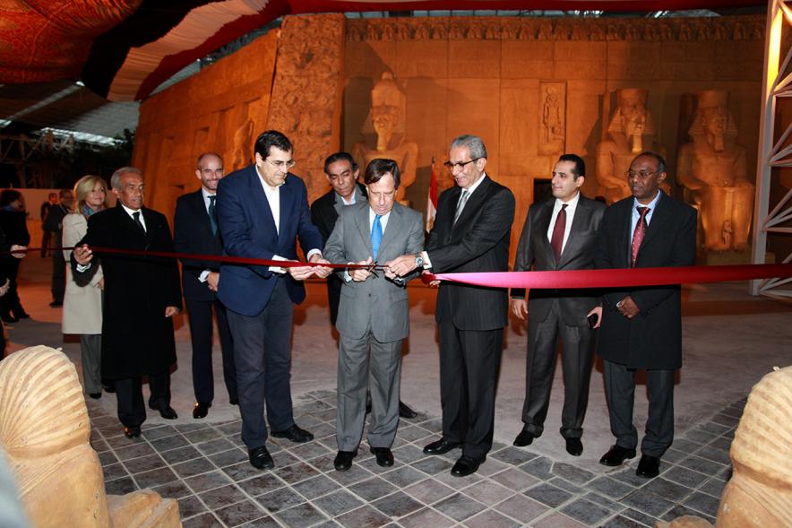 Inauguración Exposición "El Templo de Abu Simbel. Rámses, Rey de Reyes" en el Invernadero - Imagen del alcalde García de Vinuesa cortando la cinta inaugural de la exposición.