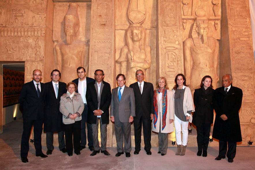 Inauguración Exposición "El Templo de Abu Simbel. Rámses, Rey de Reyes" en el Invernadero - Imagen del alcalde García de Vinuesa junto con las autoridades a la exposición.