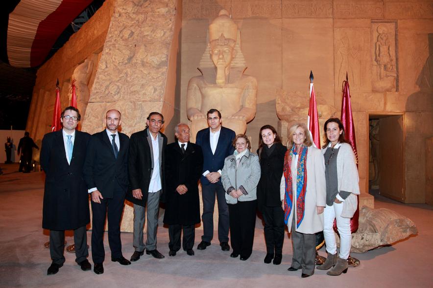 Inauguración Exposición "El Templo de Abu Simbel. Rámses, Rey de Reyes" en el Invernadero - Imagen del alcalde García de Vinuesa junto con a a las autoridades de la exposición.