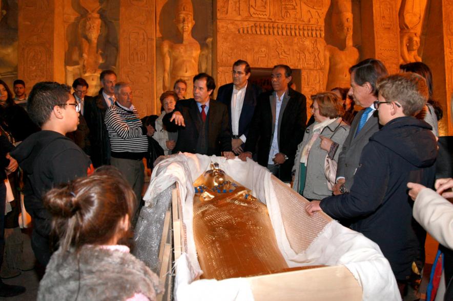 Inauguración Exposición "El Templo de Abu Simbel. Rámses, Rey de Reyes" en el Invernadero - Imagen del alcalde García de Vinuesa junto con a a las autoridades de la exposición.