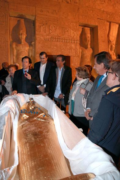 Inauguración Exposición "El Templo de Abu Simbel. Rámses, Rey de Reyes" en el Invernadero - Imagen del alcalde García de Vinuesa junto con a a las autoridades de la exposición.