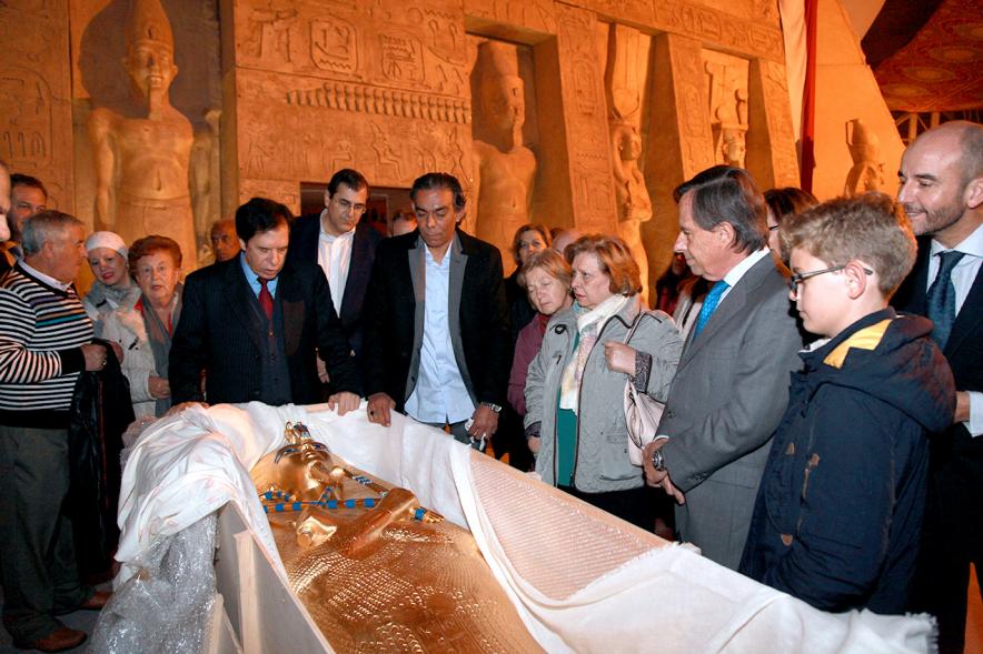 Inauguración Exposición "El Templo de Abu Simbel. Rámses, Rey de Reyes" en el Invernadero - Imagen del alcalde García de Vinuesa junto con a a las autoridades de la exposición.