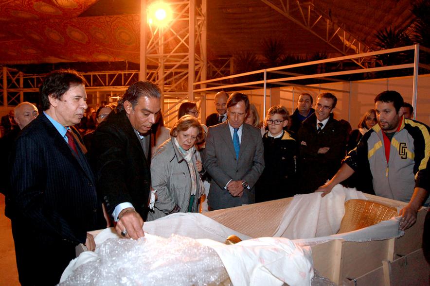 Inauguración Exposición "El Templo de Abu Simbel. Rámses, Rey de Reyes" en el Invernadero - Imagen del alcalde García de Vinuesa junto con a a las autoridades de la exposición.