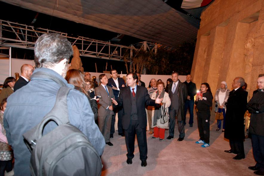 Inauguración Exposición "El Templo de Abu Simbel. Rámses, Rey de Reyes" en el Invernadero - Imagen del alcalde García de Vinuesa junto con a a las autoridades de la exposición.