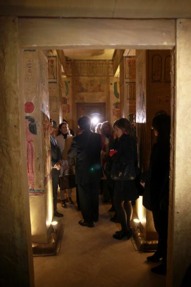Inauguración Exposición "El Templo de Abu Simbel. Rámses, Rey de Reyes" en el Invernadero - Imagen del alcalde García de Vinuesa junto con a a las autoridades de la exposición.