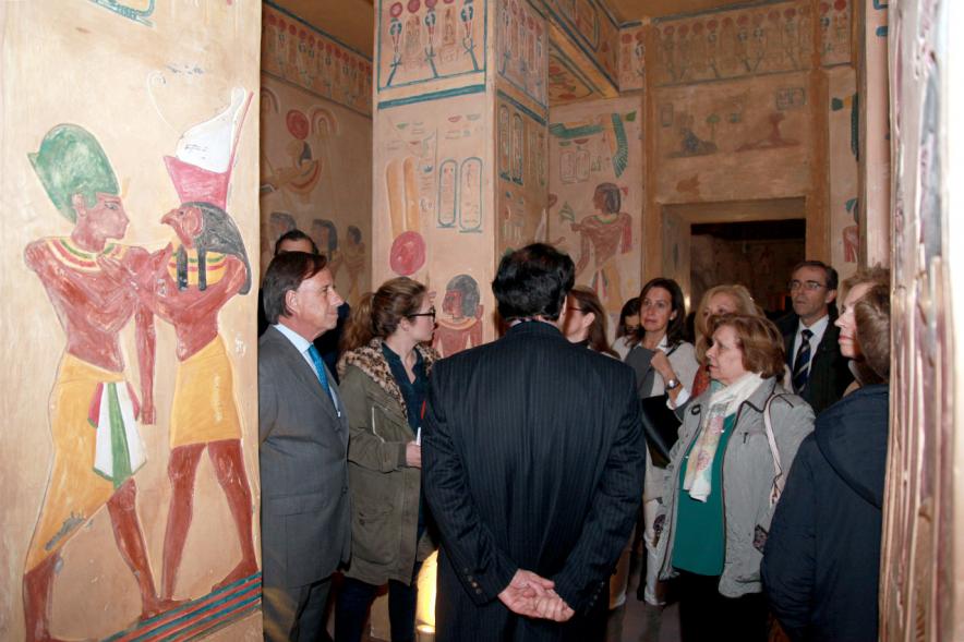 Inauguración Exposición "El Templo de Abu Simbel. Rámses, Rey de Reyes" en el Invernadero - Imagen de autoridades durante la visita a la exposición.