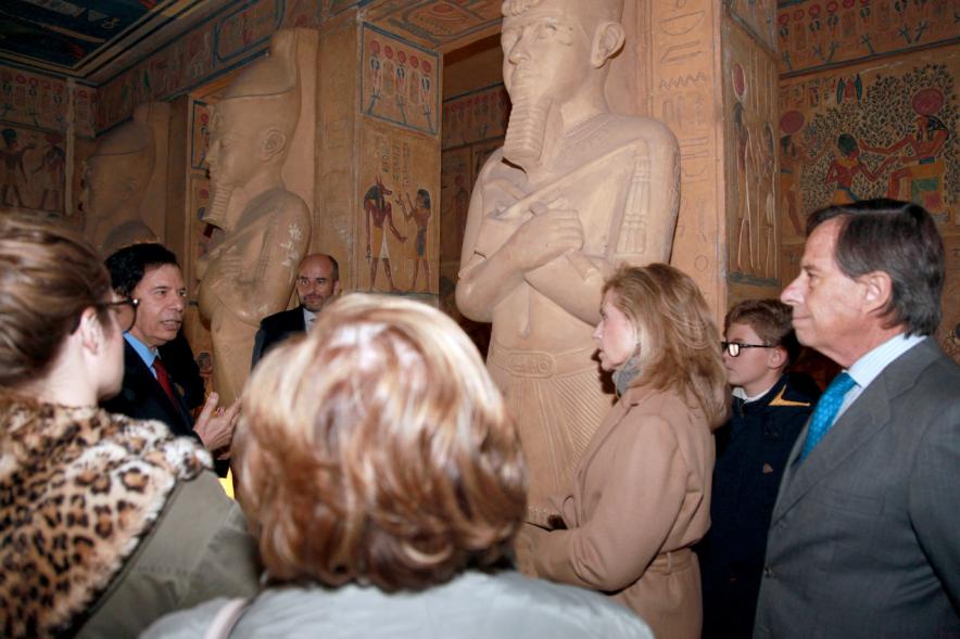 Inauguración Exposición "El Templo de Abu Simbel. Rámses, Rey de Reyes" en el Invernadero - Imagen de autoridades durante la visita a la exposición.