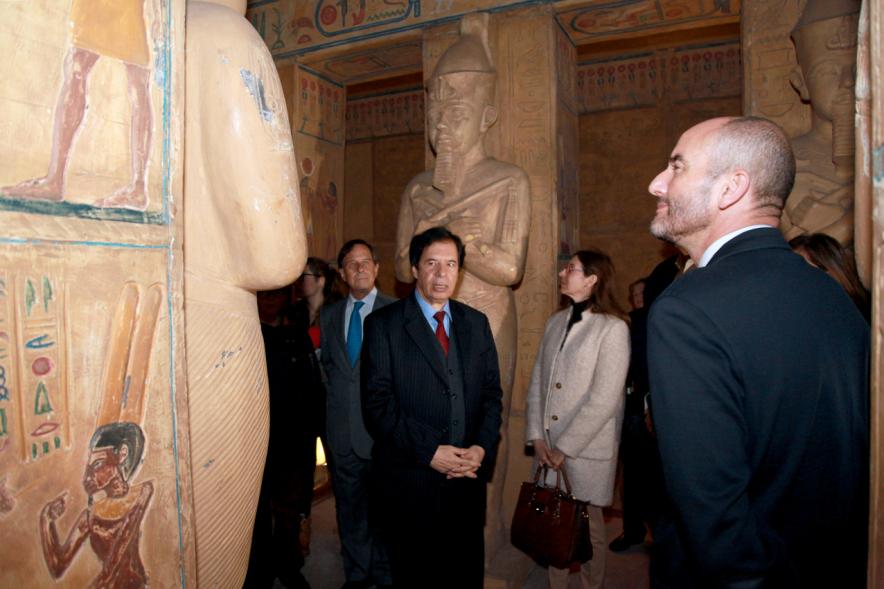 Inauguración Exposición "El Templo de Abu Simbel. Rámses, Rey de Reyes" en el Invernadero - Imagen de autoridades durante la visita a la exposición.