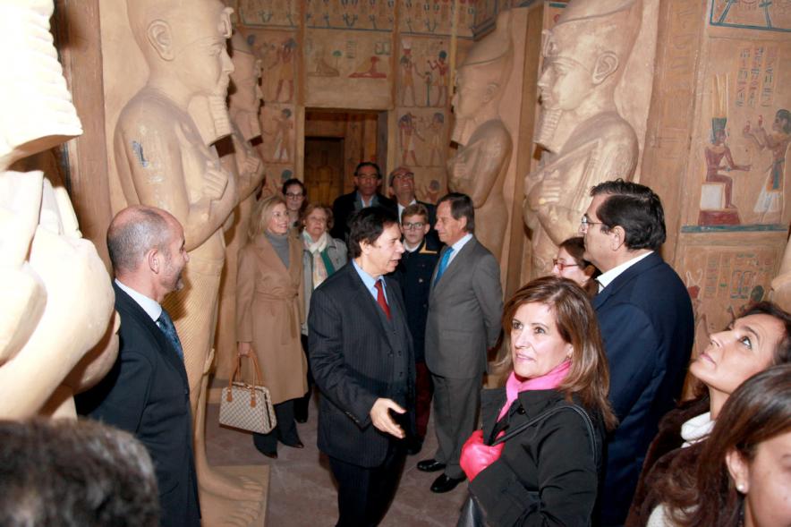 Inauguración Exposición "El Templo de Abu Simbel. Rámses, Rey de Reyes" en el Invernadero - Imagen de autoridades durante la visita a la exposición.