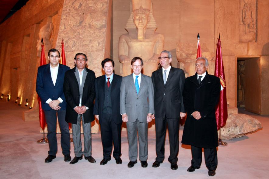 Inauguración Exposición "El Templo de Abu Simbel. Rámses, Rey de Reyes" en el Invernadero - Imagen del alcalde García de Vinuesa junto con a a las autoridades de la exposición.