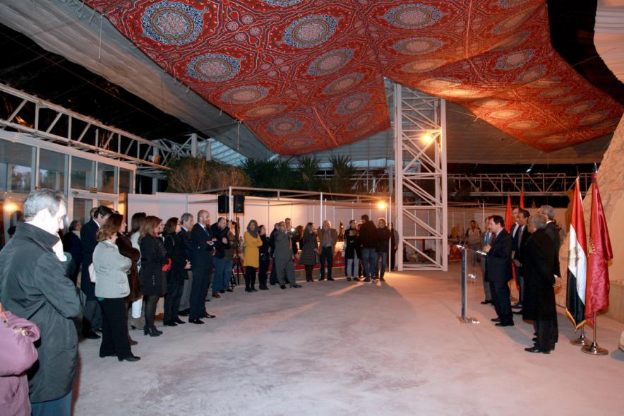 Inauguración Exposición "El Templo de Abu Simbel. Rámses, Rey de Reyes" en el Invernadero - Imagen de una de las autoridades dirigiéndose al público.