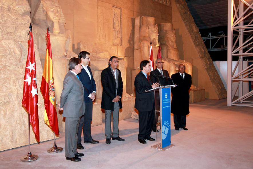 Inauguración Exposición "El Templo de Abu Simbel. Rámses, Rey de Reyes" en el Invernadero - Imagen de una de las autoridades dirigiéndose al público.