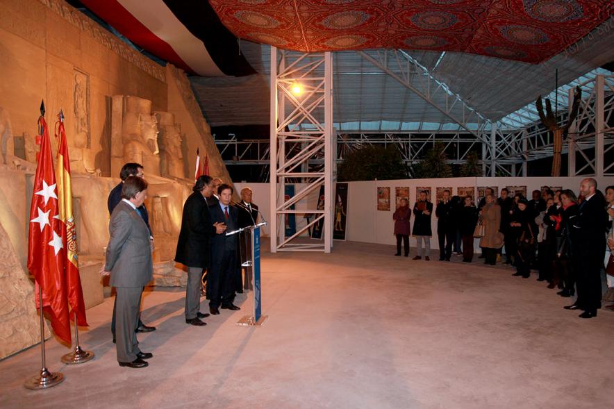 Inauguración Exposición "El Templo de Abu Simbel. Rámses, Rey de Reyes" en el Invernadero - Imagen de una de las autoridades dirigiéndose al público.