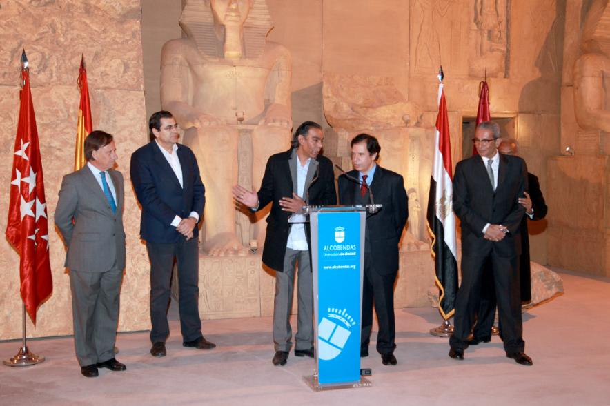 Inauguración Exposición "El Templo de Abu Simbel. Rámses, Rey de Reyes" en el Invernadero - Imagen de una de las autoridades dirigiéndose al público.