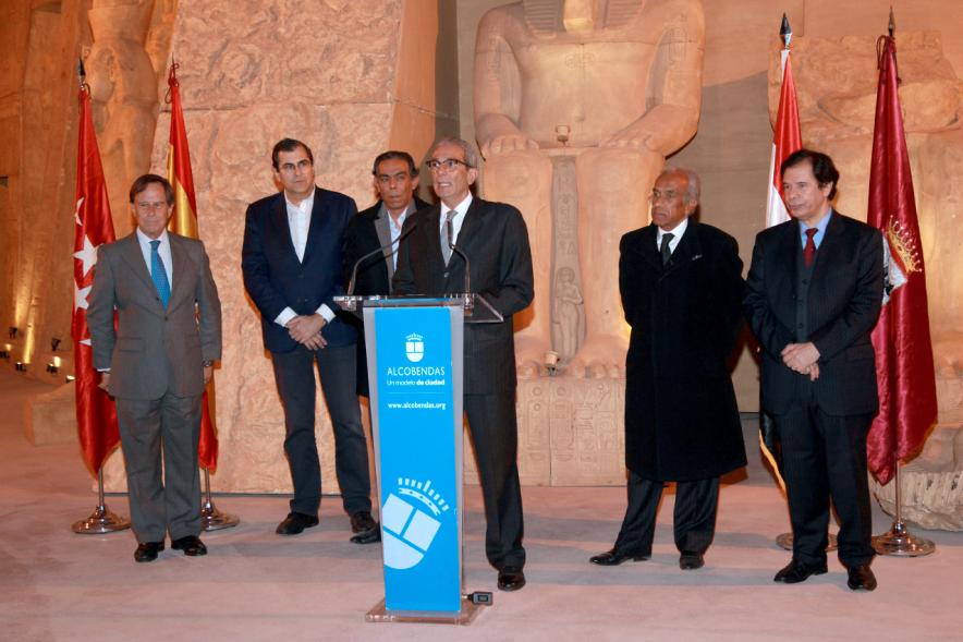 Inauguración Exposición "El Templo de Abu Simbel. Rámses, Rey de Reyes" en el Invernadero - Imagen de una de las autoridades dirigiéndose al público.