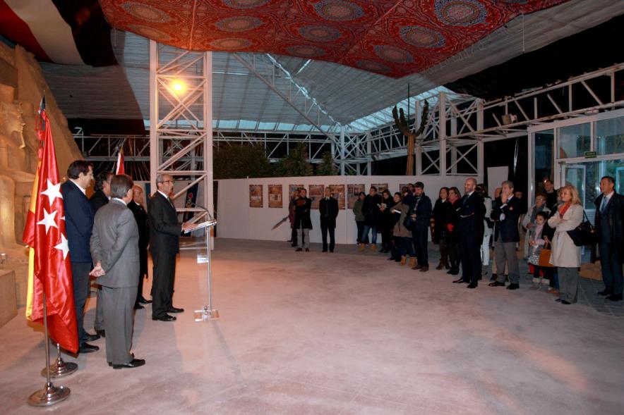 Inauguración Exposición "El Templo de Abu Simbel. Rámses, Rey de Reyes" en el Invernadero - Imagen de una de las autoridades dirigiéndose al público.