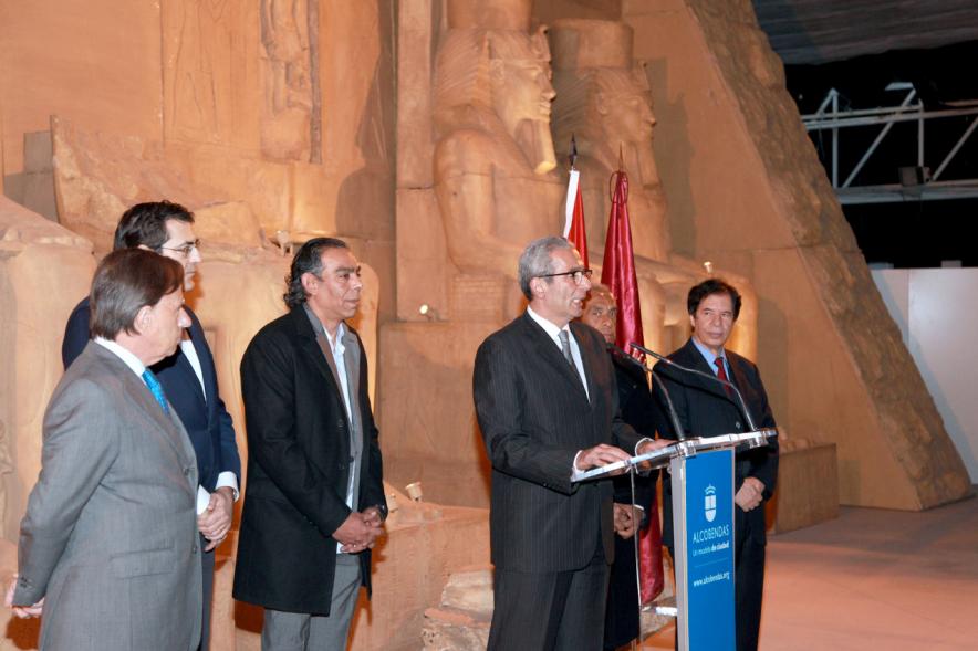 Inauguración Exposición "El Templo de Abu Simbel. Rámses, Rey de Reyes" en el Invernadero - Imagen de una de las autoridades dirigiéndose al público.
